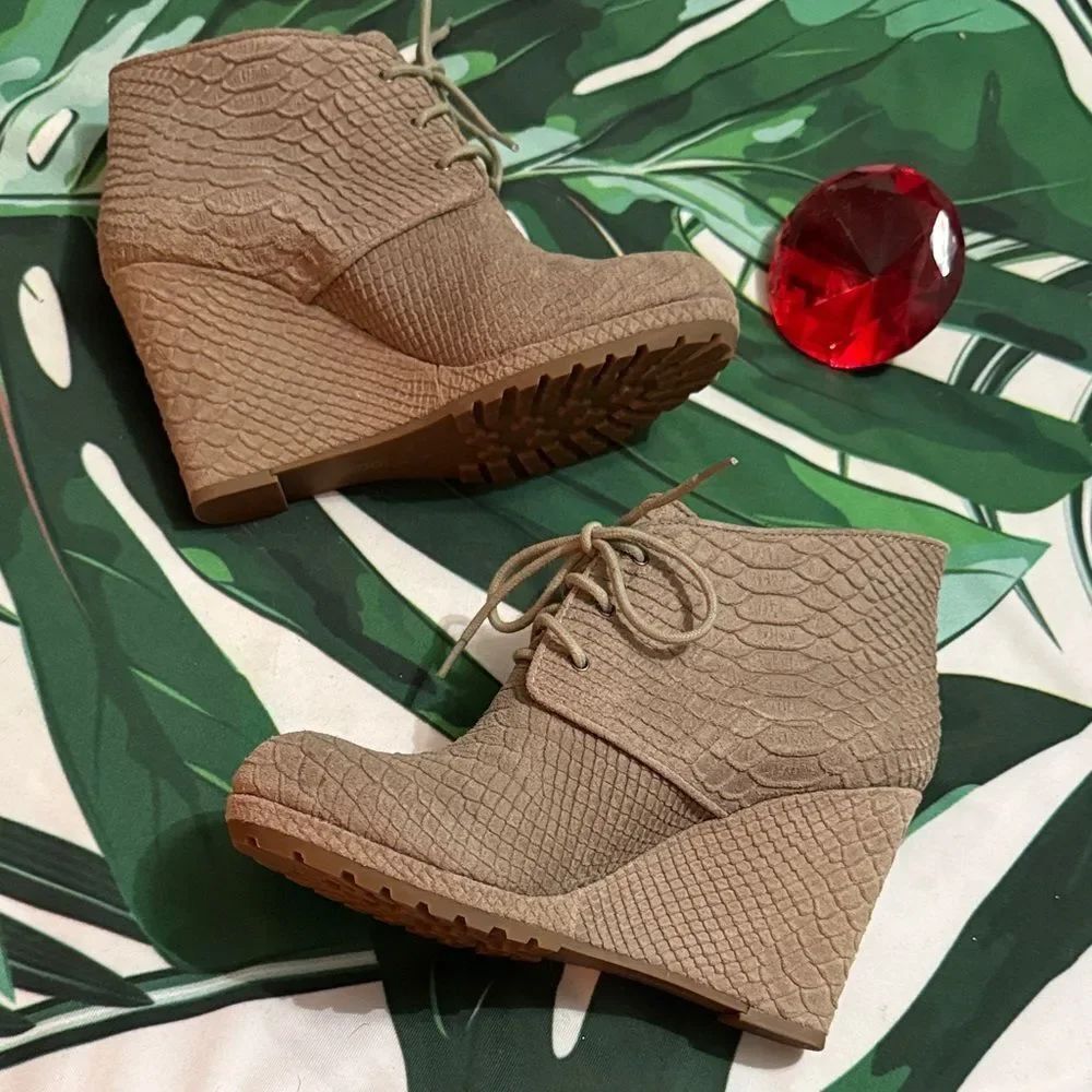 Rosegold Shoes Textured Brown Wedges